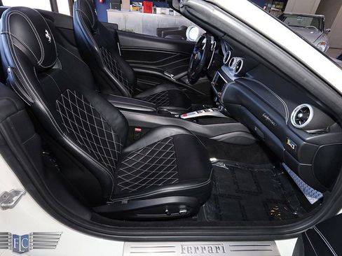 Used 2015 Ferrari California T RWD image 17