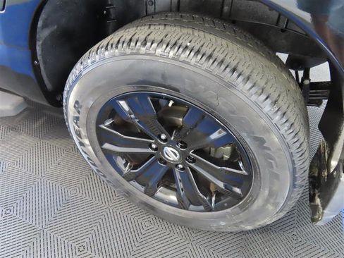 Used 2023 Nissan Titan SV w/ SV Convenience Package image 7