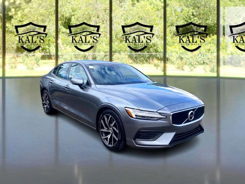 Used 2019 Volvo S60 T6 Momentum w/ Multimedia Package image 3