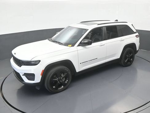 Used 2024 Jeep Grand Cherokee Altitude RWD image 45