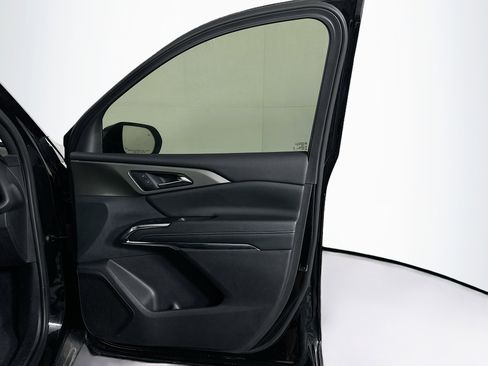 Used 2025 Chevrolet Traverse LT image 34