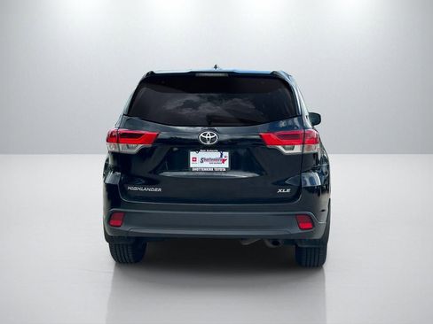 Used 2019 Toyota Highlander XLE FWD image 6
