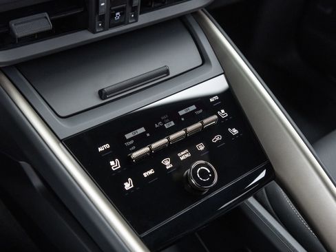 Certified 2025 Porsche Macan Turbo Electric AWD/4WD image 27