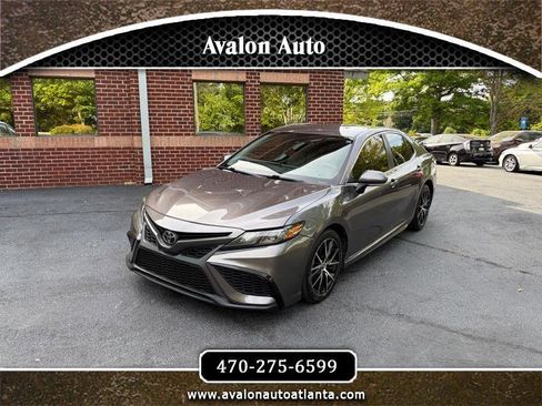 Used 2022 Toyota Camry SE w/ Convenience Package FWD image 1