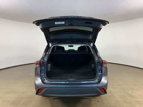 Used 2023 Toyota Highlander XLE AWD/4WD image 12