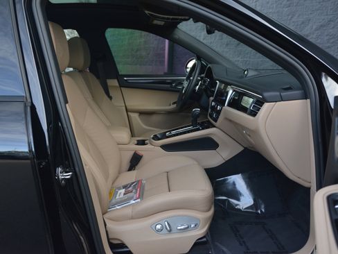 Certified 2025 Porsche Macan image 26