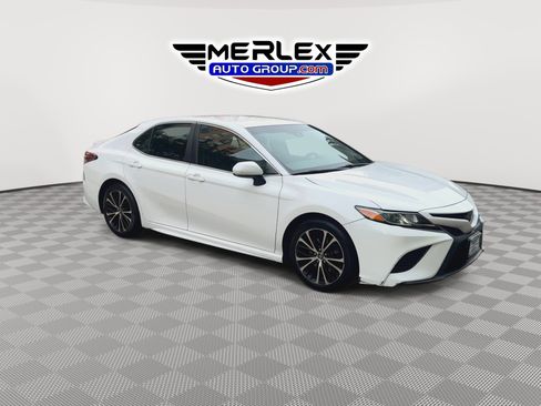 Used 2018 Toyota Camry SE FWD image 2