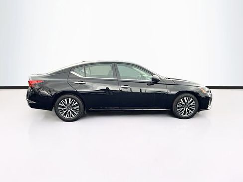 Used 2025 Nissan Altima 2.5 SV FWD image 8