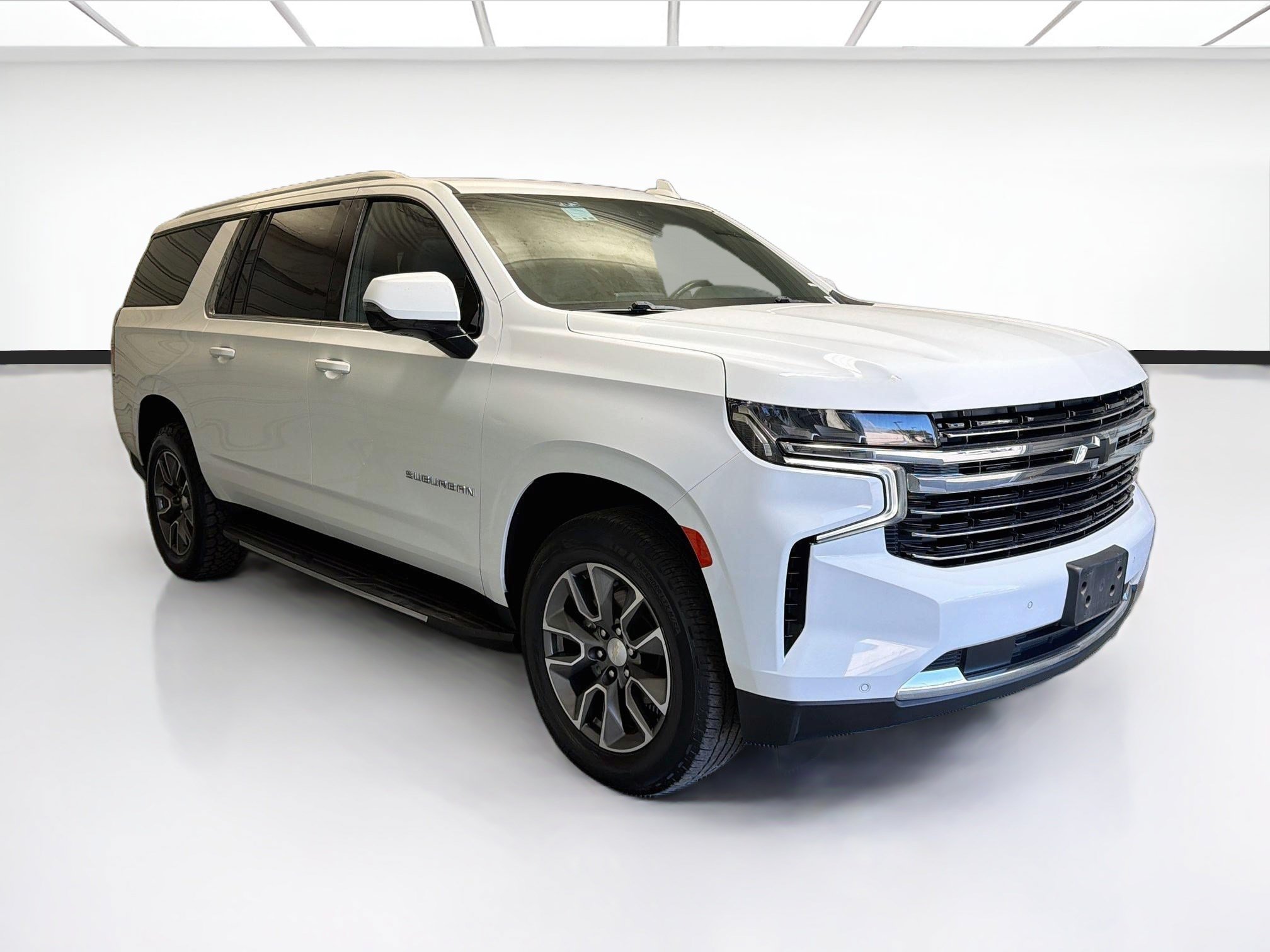 Used 2022 Chevrolet Suburban LT w/ Luxury Package RWD image 3