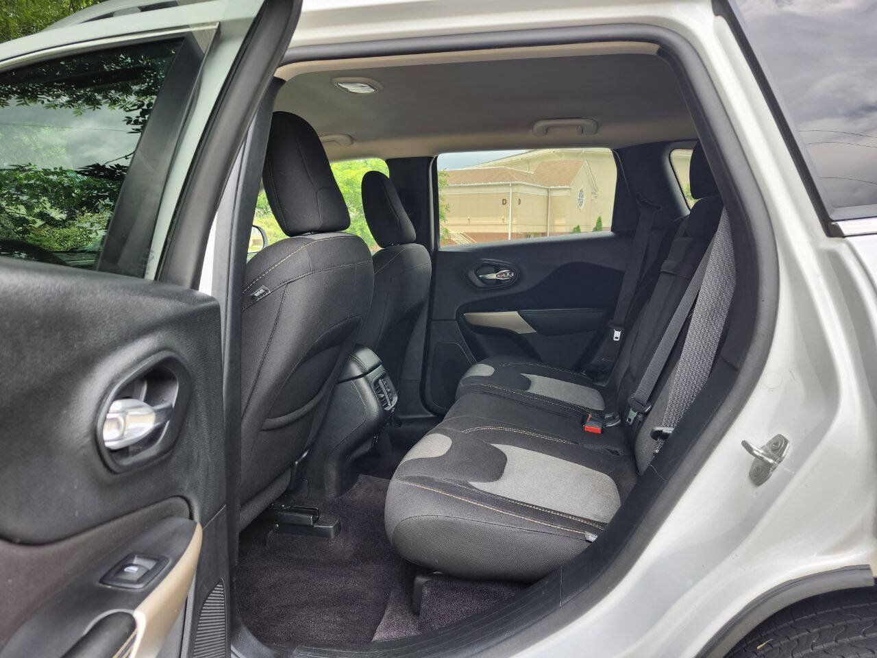 Used 2018 Jeep Cherokee Latitude w/ Mobile Office Group FWD image 6