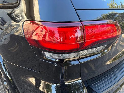 Used 2021 Jeep Grand Cherokee Laredo X image 10