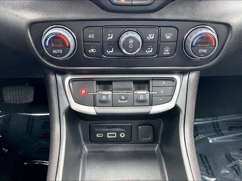 Used 2024 GMC Terrain SLT image 37