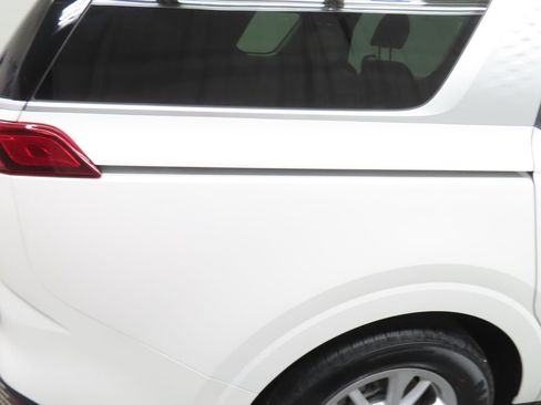 Used 2022 Kia Carnival LX FWD image 30