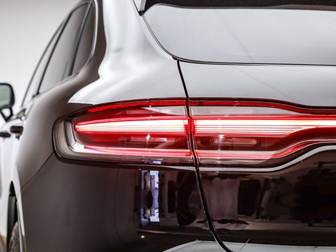 Certified 2026 Porsche Macan AWD/4WD image 8