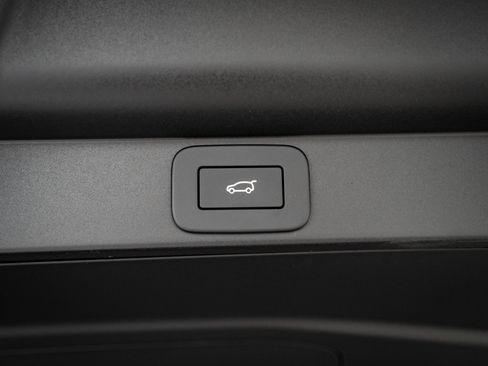 New 2026 Land Rover Range Rover SV image 22