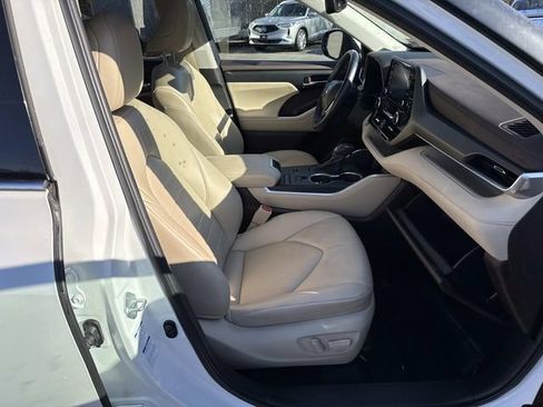 Used 2022 Toyota Highlander XLE image 9