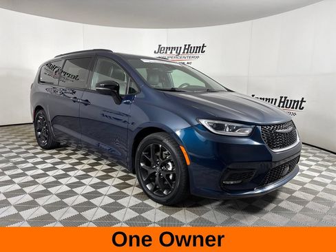 Used 2025 Chrysler Pacifica Limited FWD image 4