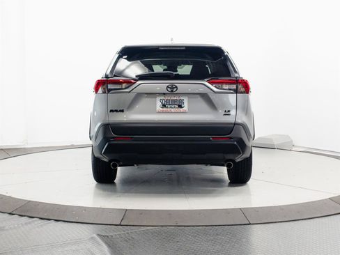 Used 2022 Toyota RAV4 LE AWD/4WD image 9