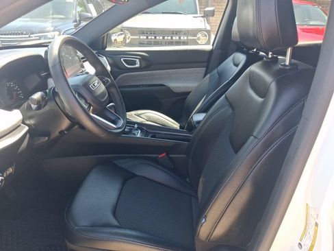 Used 2025 Jeep Compass Latitude w/ Sun & Sound Group AWD/4WD image 4