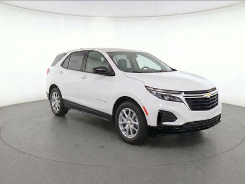 Used 2024 Chevrolet Equinox LS w/ Driver Confidence II Package FWD image 3