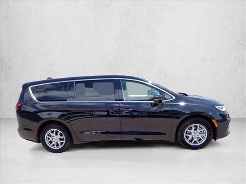 Used 2024 Chrysler Pacifica Touring-L FWD image 5