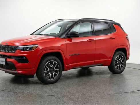 Used 2025 Jeep Compass Trailhawk image 3