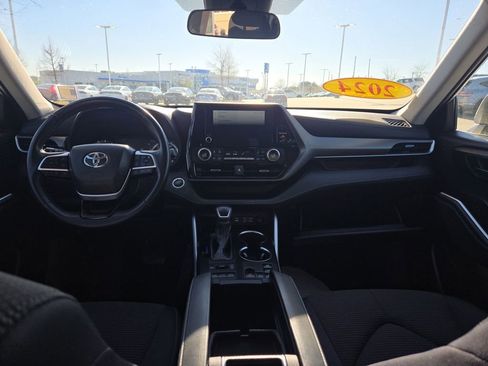 Used 2024 Toyota Highlander LE AWD/4WD image 55