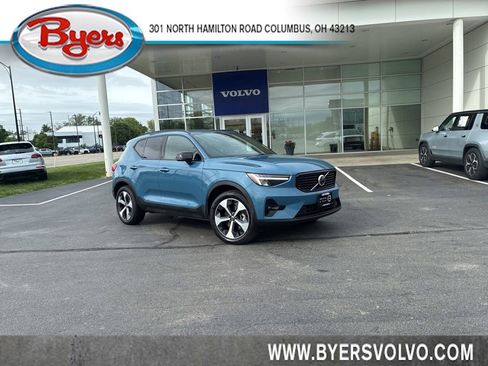 Certified 2025 Volvo XC40 B5 Plus AWD/4WD image 1