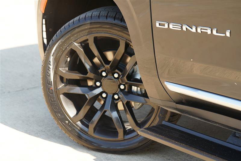 Used 2021 GMC Yukon Denali w/ Denali Premium Package AWD/4WD image 16