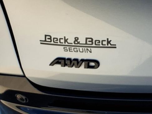 Used 2024 Toyota Sienna XLE Woodland Edition image 10