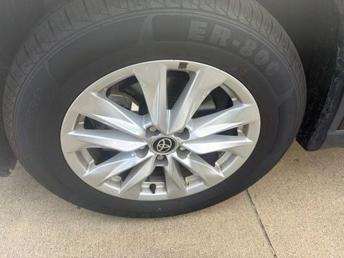 Used 2025 Toyota Corolla Cross LE FWD image 2
