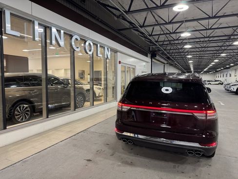 Used 2022 Lincoln Aviator AWD w/ Premium Package image 11