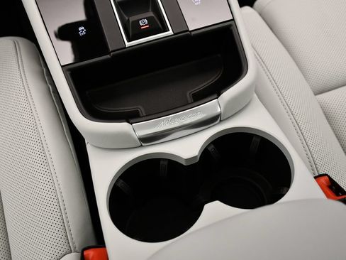 Certified 2026 Porsche Macan Turbo AWD/4WD image 34