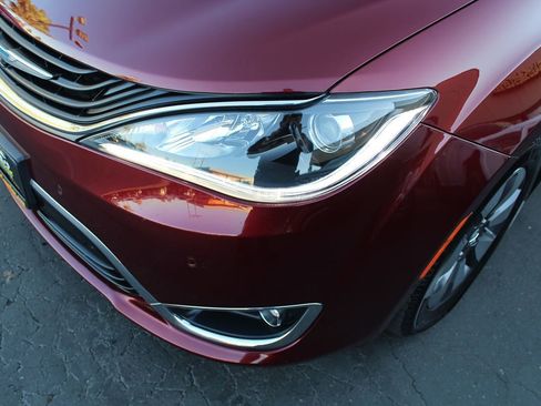 Used 2017 Chrysler Pacifica Platinum image 10