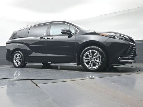 Certified 2024 Toyota Sienna Platinum image 46