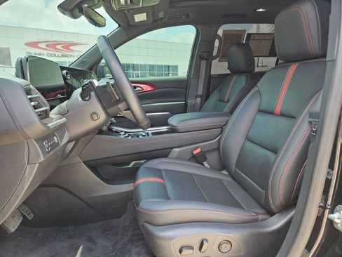 Certified 2025 Chevrolet Traverse RS w/ LPO, Floor Liner Package AWD/4WD image 9