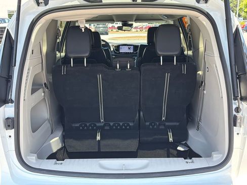 Used 2023 Chrysler Pacifica Touring-L FWD image 17