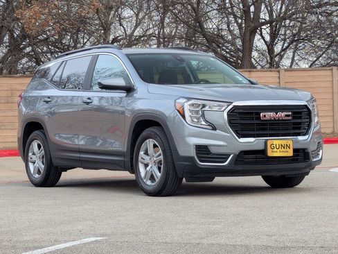 Used 2024 GMC Terrain SLE w/ Driver Convenience Package image 2