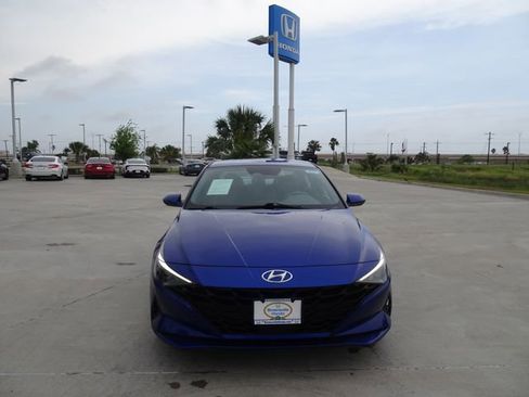 Used 2023 Hyundai Elantra SEL w/ Convenience Package FWD image 2