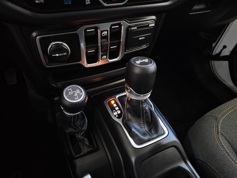 Used 2025 Jeep Wrangler Unlimited Sahara AWD/4WD image 40