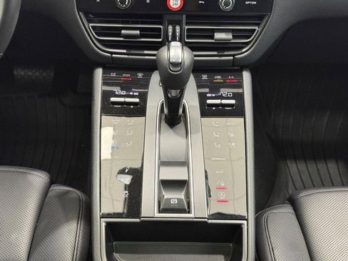 Certified 2025 Porsche Macan Turbo image 15