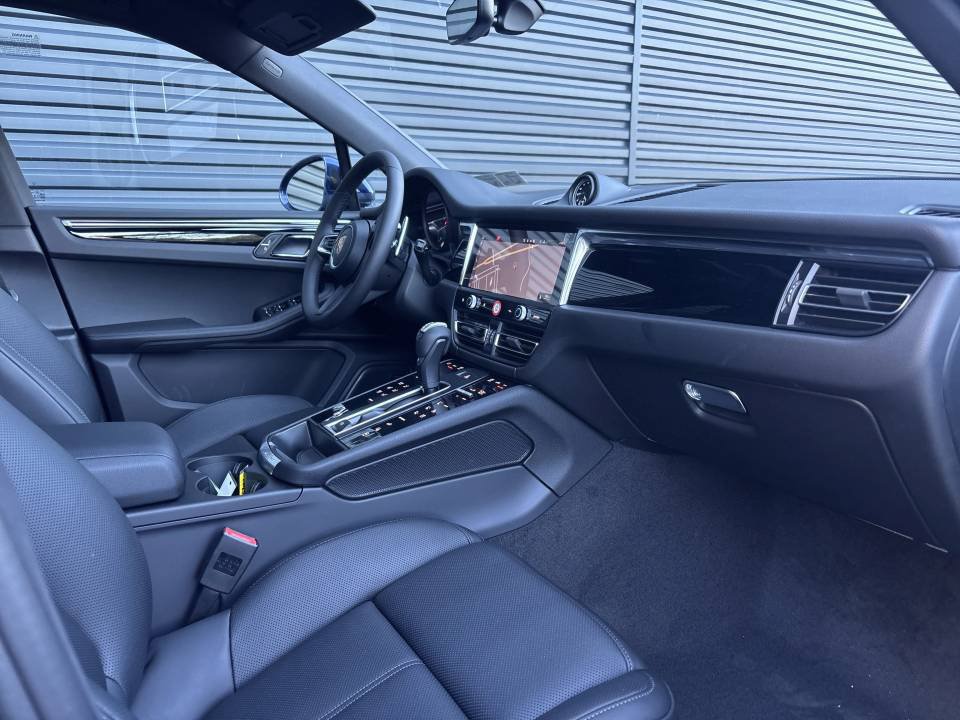 Certified 2026 Porsche Macan AWD/4WD image 17