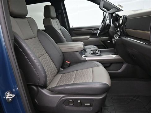 Used 2024 Chevrolet Silverado 2500 ZR2 w/ Technology Package image 11