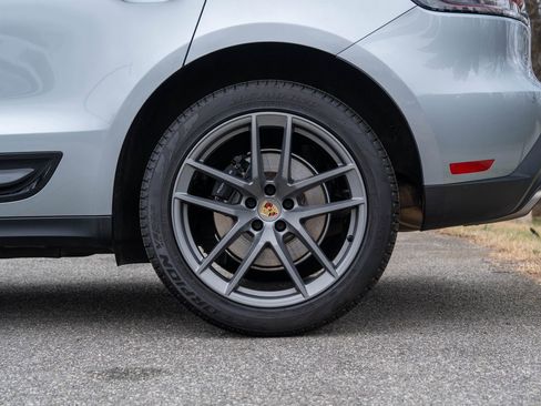 Certified 2025 Porsche Macan image 12