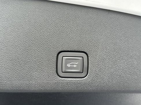 New 2025 Cadillac XT6 Luxury image 32