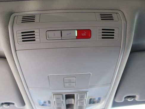 Used 2022 Volkswagen Tiguan SE image 35