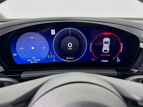 Certified 2025 Porsche Macan Electric image 16