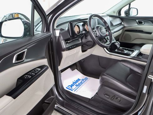 Used 2024 Kia Carnival LX image 3