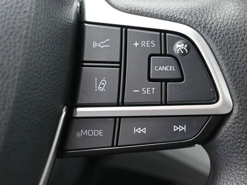 Used 2023 Toyota Highlander L FWD image 18