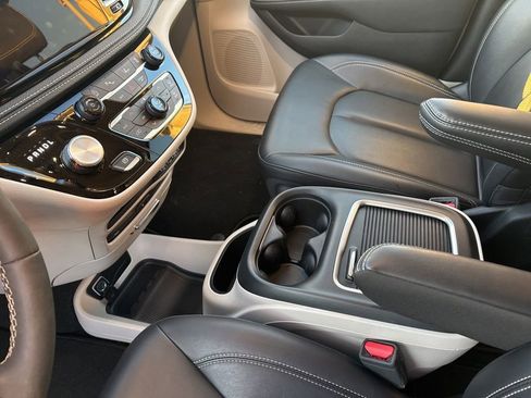 Used 2024 Chrysler Pacifica Touring-L w/ Uconnect Theater Family Group image 16